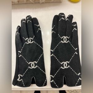 Designer inspired fleece gloves. M. Black and white